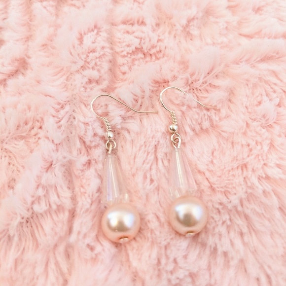 Pearl earrings 🤩 Free! - Picture 1 of 1